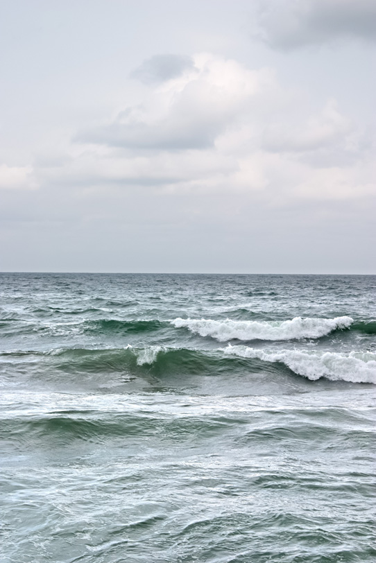 荒波が立つ灰色の海の写真画像