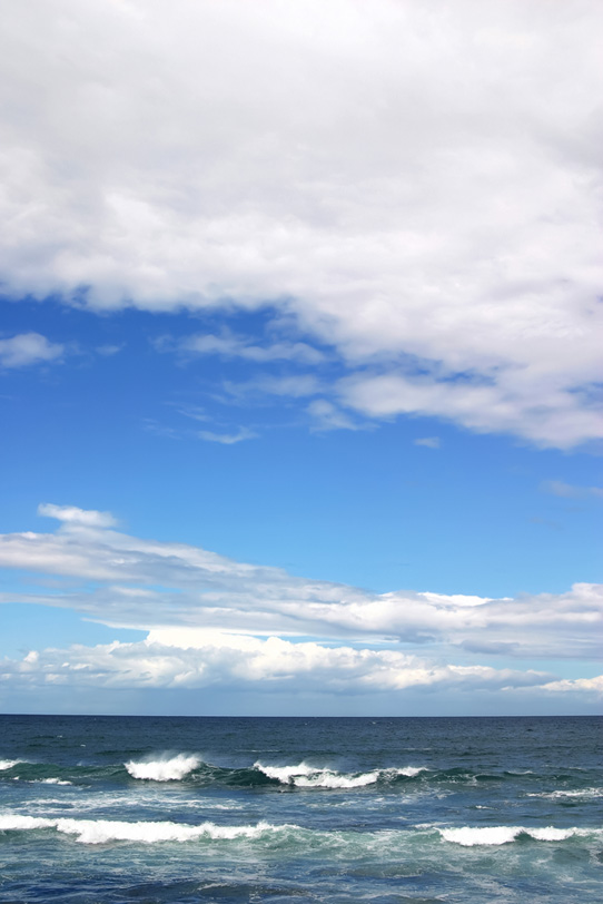 夏の青空と波立つ海の写真画像