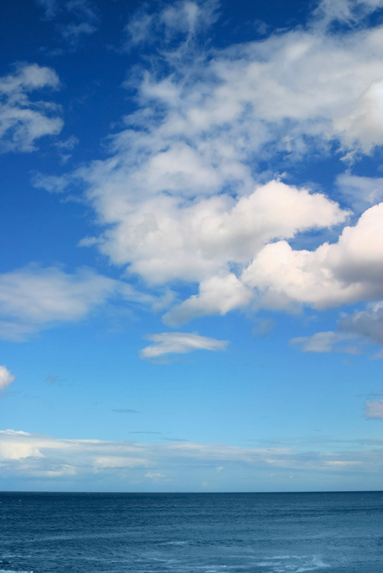 ディープブルーの海と雲の写真画像