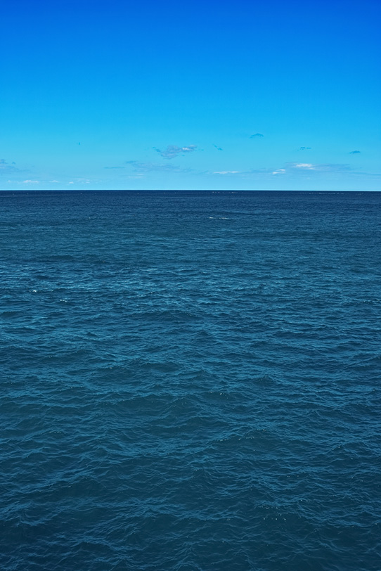 紺碧の海面と青空の写真画像