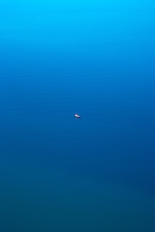穏やかな碧い海と船の写真画像