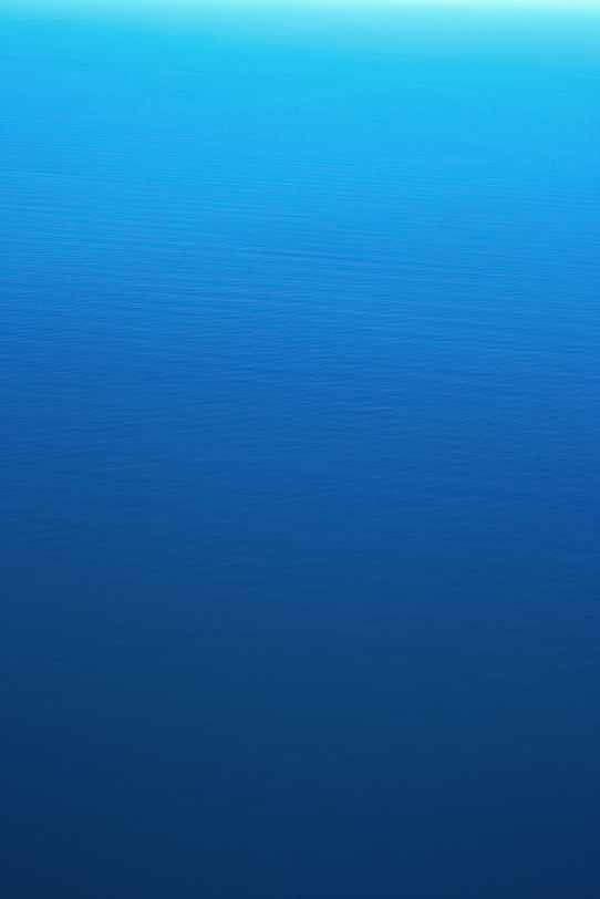 海面と青いグラデーションの写真画像