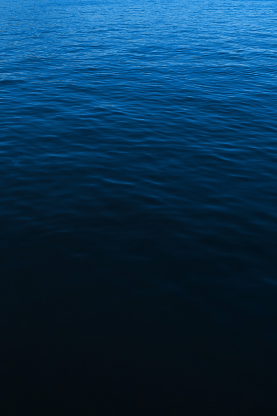 ディープブルーの海面の写真画像