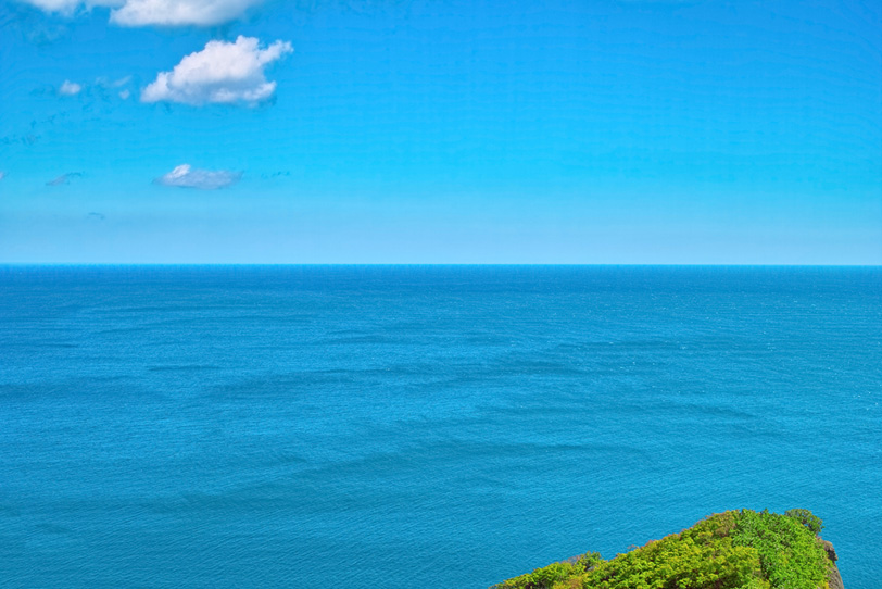 海と空と突き出た岬の写真画像