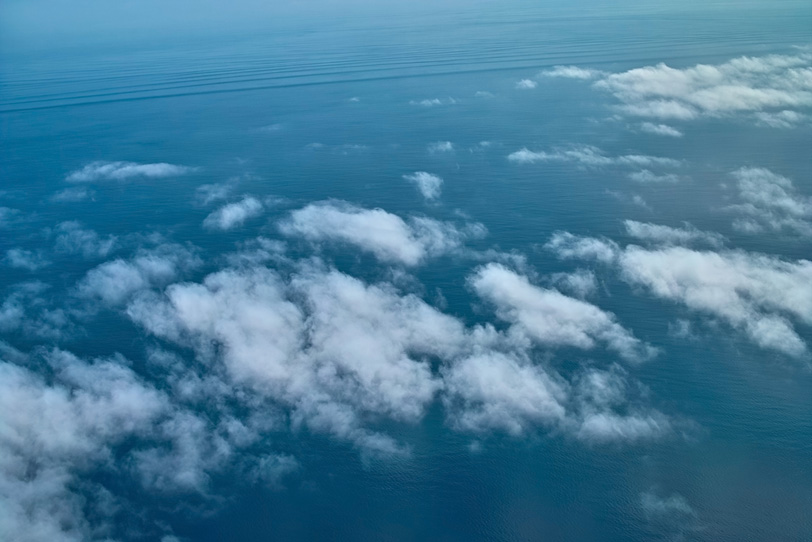 穏やかな海面と雲の写真画像