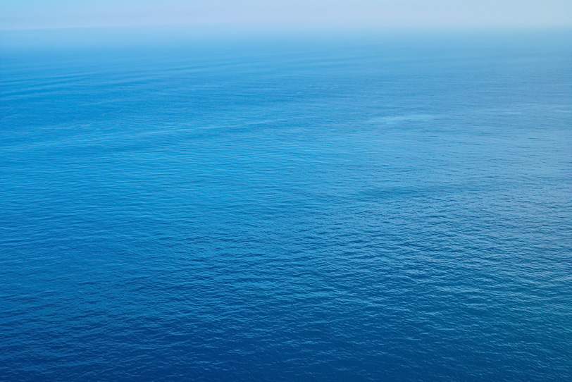 静かな青い海面の写真画像