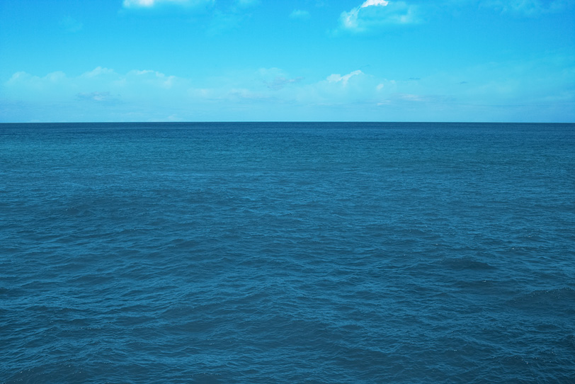 青空と穏やかな青い海の写真画像