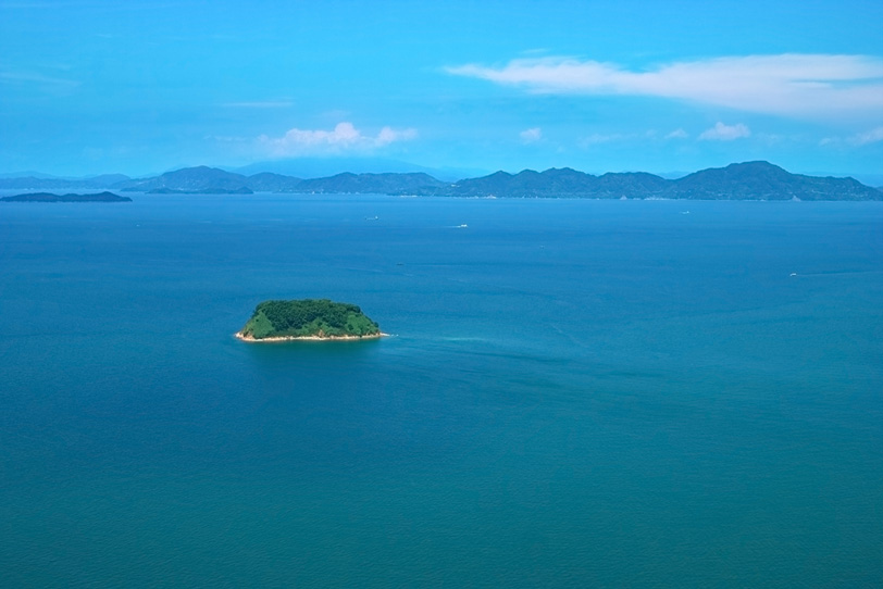 沖合の小さな島の写真画像