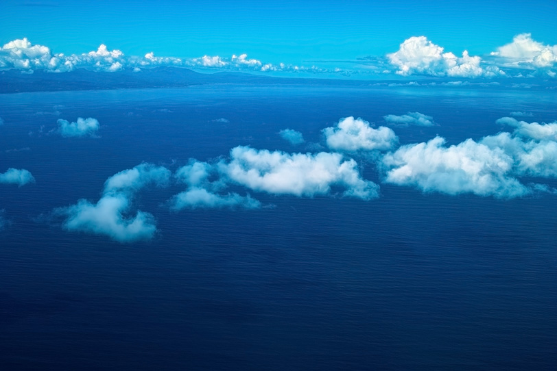 白い雲と雄大な海の写真画像