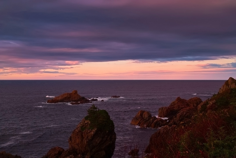 紫色に染まる夕暮れの海の写真画像