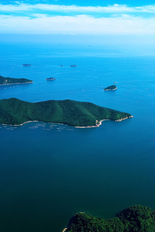 海に浮かぶ小さな島々の写真画像