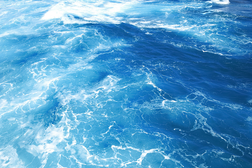 揺れる青い海面の写真画像