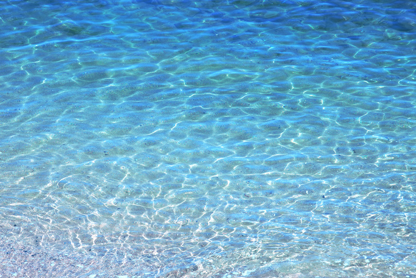 透き通るブルーの海面の写真画像