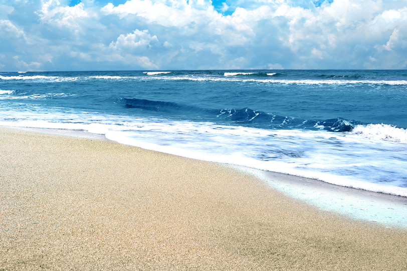 白い砂浜と青い波の写真画像