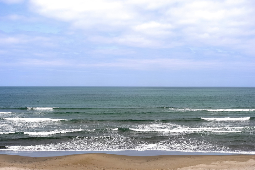 浜辺に打ち寄せる波の写真画像