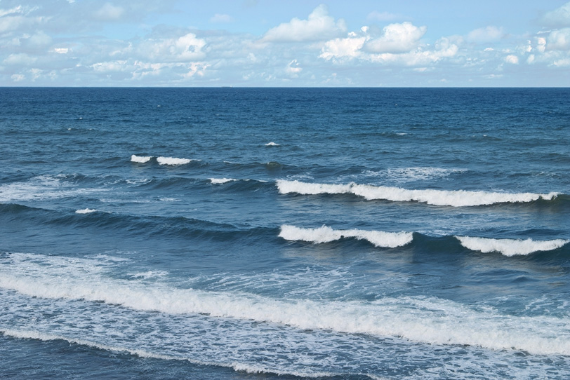 濃紺の海面と波の写真画像