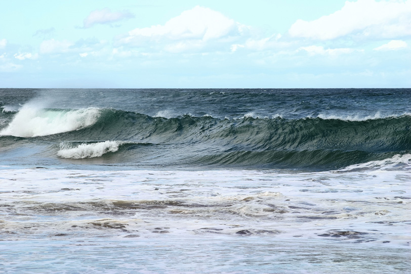 うねる大きな波の写真画像