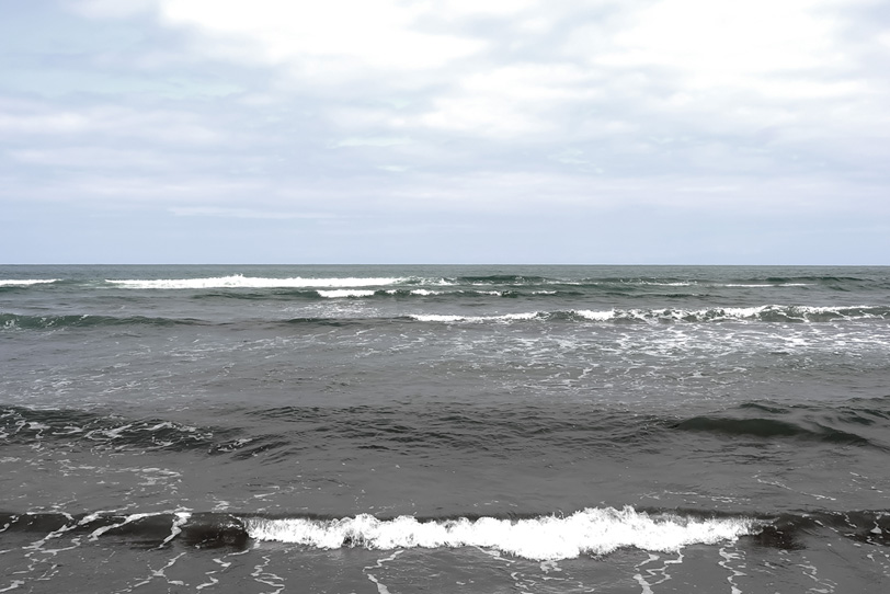 薄曇りの空と海の写真画像