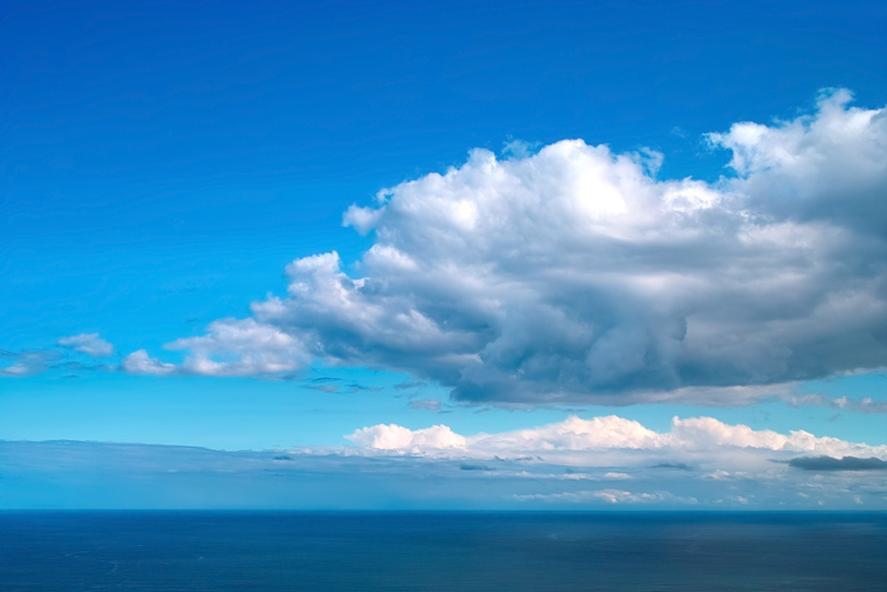大きな雲のある青空と海の写真画像