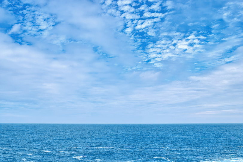 うろこ雲の空と青い海の写真画像