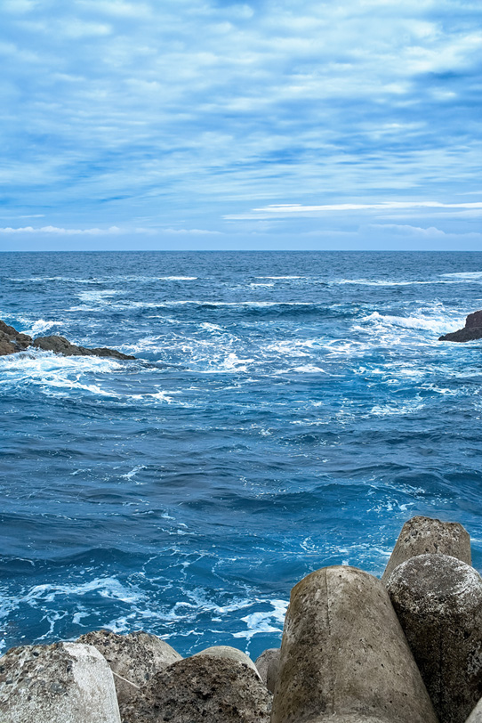 テトラポットと揺れる海面の写真画像