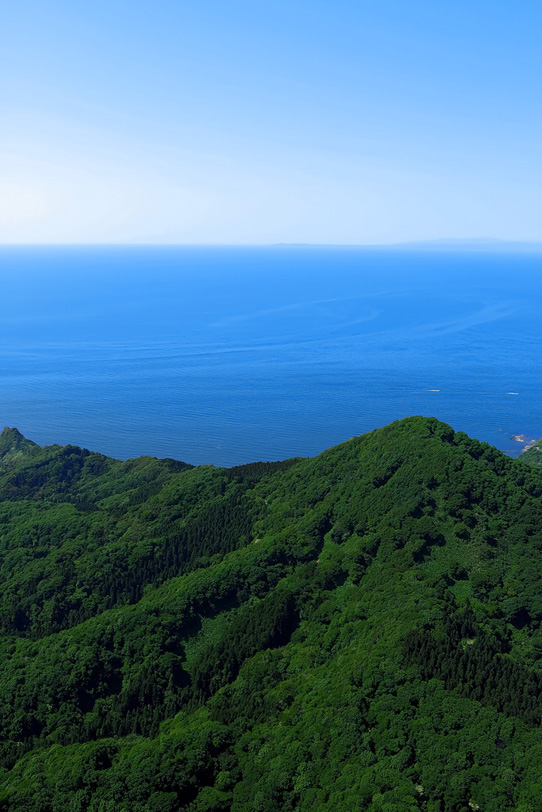 夏山の向こうに見える青い海 の画像 写真素材を無料ダウンロード 1 背景フリー素材 Beiz Images