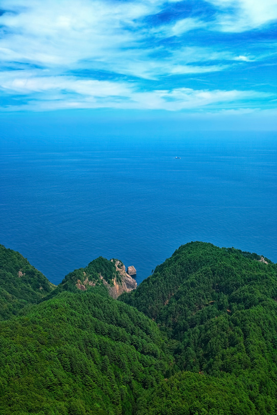 山から海に伸びる岬の写真画像