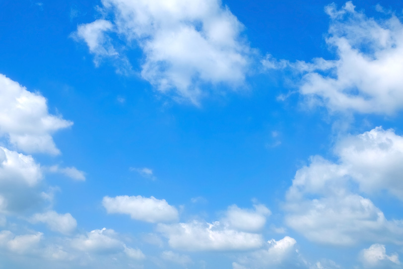 白い雲が囲む清澄な青空の写真画像