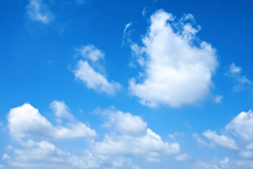 白い雲が踊る爽快な青空の写真画像