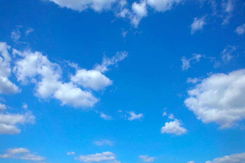 白い雲と透き通るような青空の写真画像