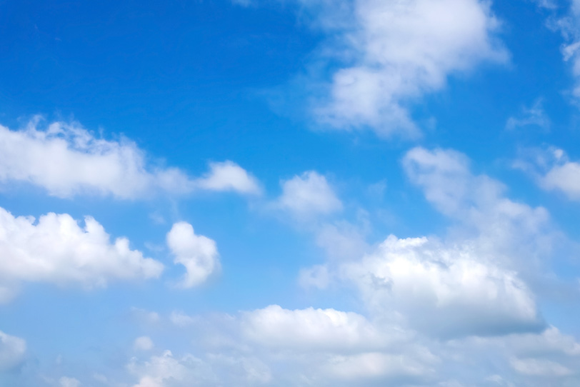 白雲と青空のグラデーションの写真画像