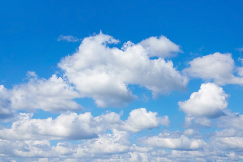 沢山の雲が重なり合う青空の写真画像