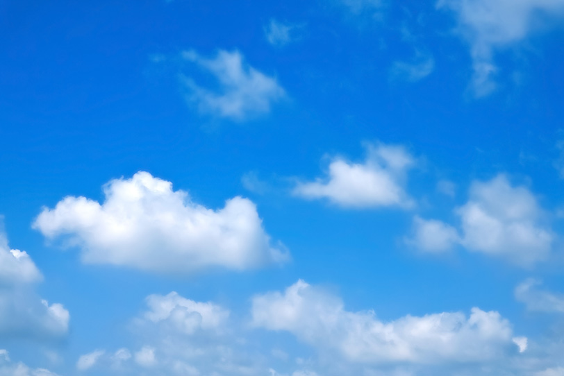 白い雲と鮮やかな青空の写真画像