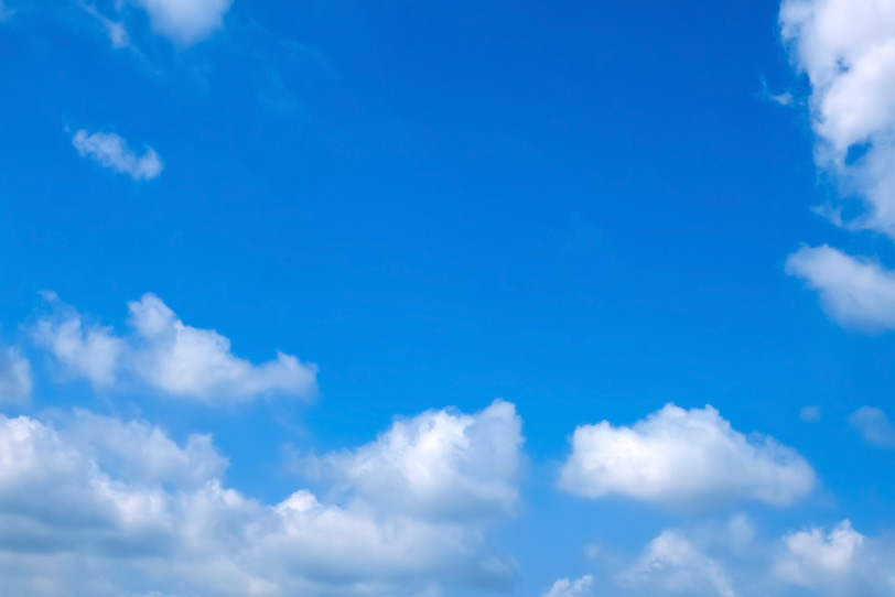 白雲が浮かぶ綺麗な青空の写真画像