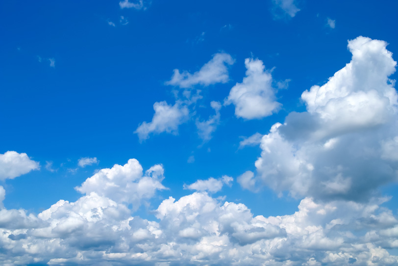雲が湧き出る群青色の青空の写真画像