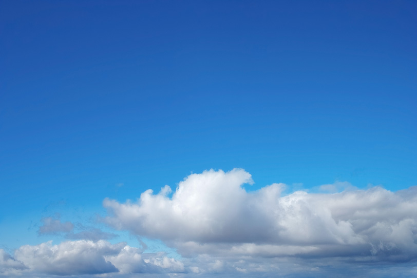 紺碧の青空の下の大きな雲の写真画像