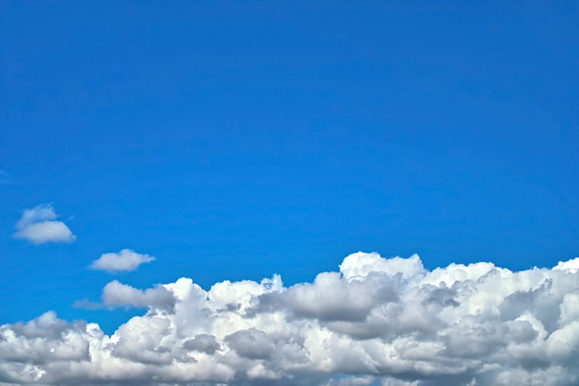 青空が広がる厚い雲の上の写真画像