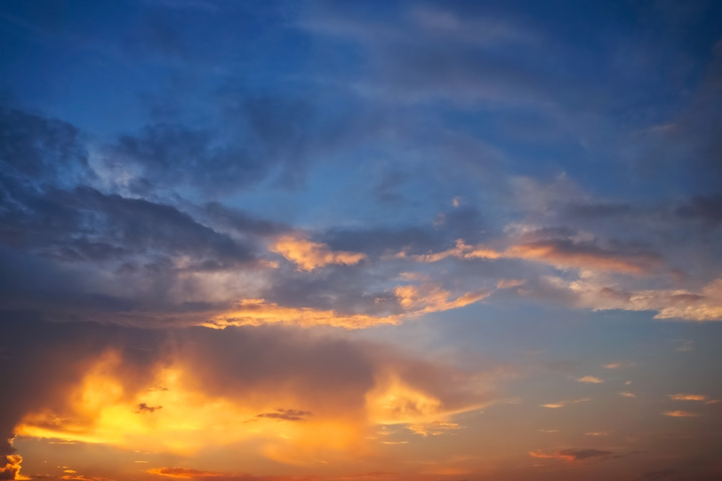 尊厳なる金色雲が輝く夕焼けの写真画像