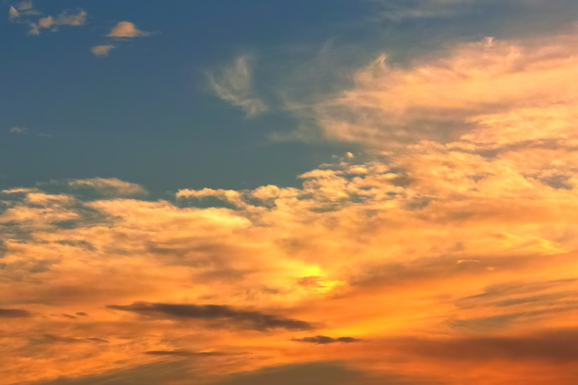 黄金色の雲が彩る夕焼けの写真画像