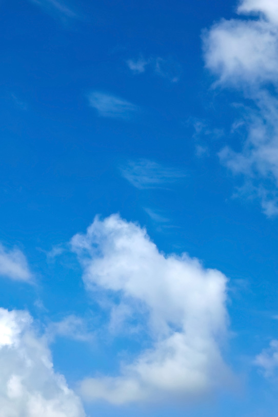 風に流される雲と青空の写真画像
