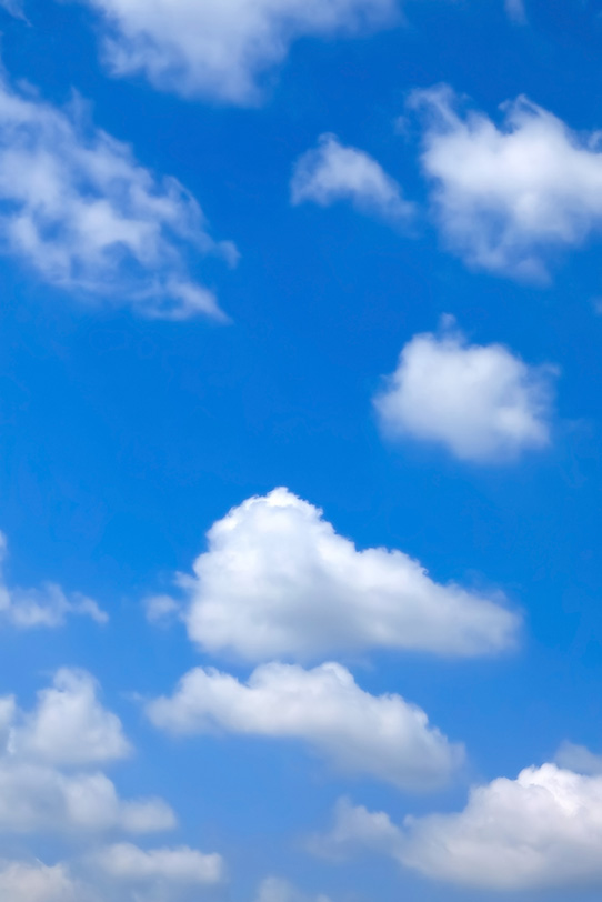 雲がゆっくりと流れる穏やかな青空の写真画像