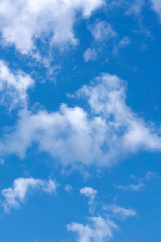 薄い雲が散らばる青空の写真画像