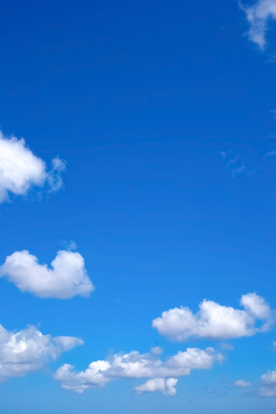 真白の雲と鮮やかな青空の写真画像