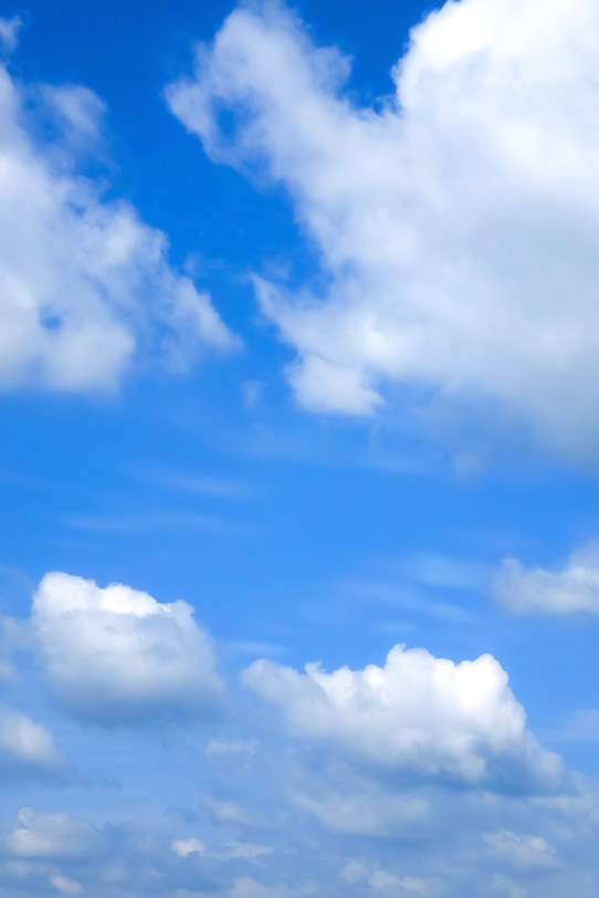 青空が見える群雲の隙間の写真画像