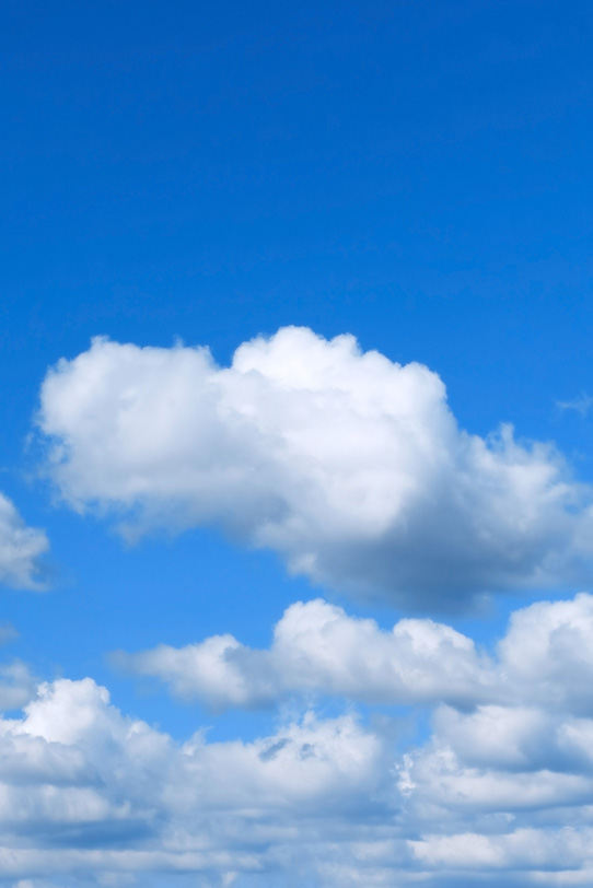 叢雲と静穏な青空の写真画像