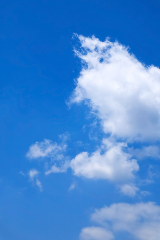 綿の様な雲と心地よい青空の写真画像