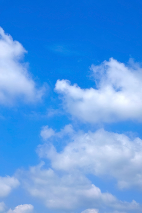 爽やかな青空に漂う雲の写真画像