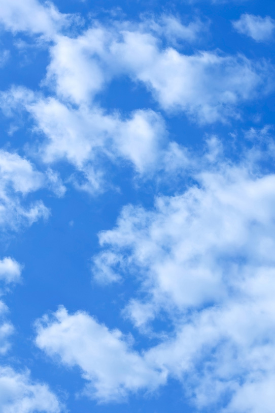 濃いブルーの青空と白い雲の写真画像
