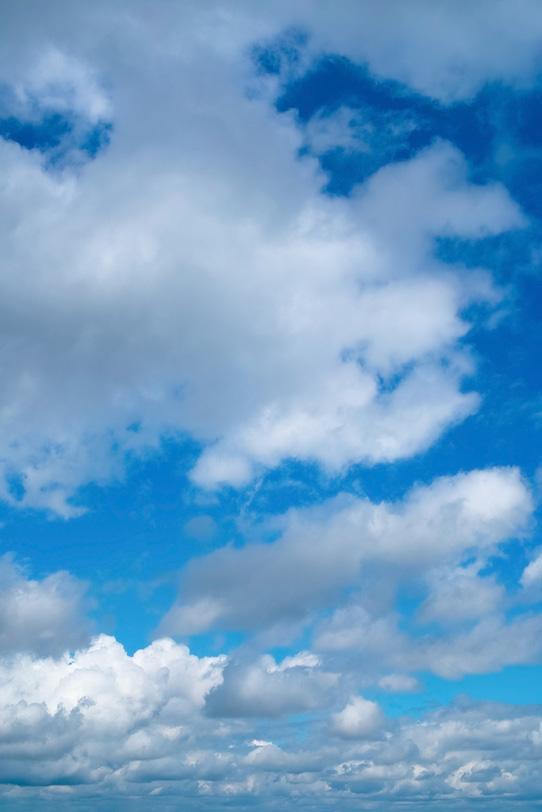 連なる厚い雲と青空の写真画像
