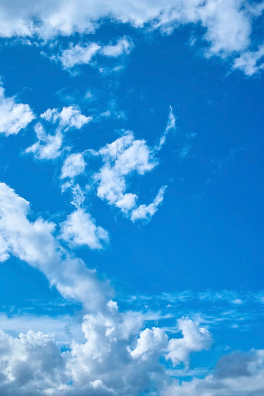 雄麗な青空の下の積乱雲の写真画像